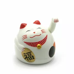 Кошка Манэки-нэко машущая лапой пластик (9х8х7,5 см)(батарейки в комплект не входят)