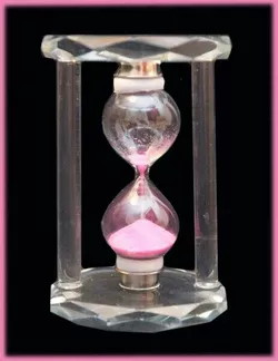 Пісочний годинник в скляному корпусі Рожевий пісок