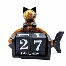 Календарь настольный "Кот на рыбе" деревянный (16х13х6 см)