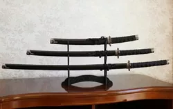 Набір з трьох самурайських мечів на підставці