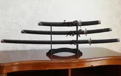 Набор из трёх самурайских мечей на подставке