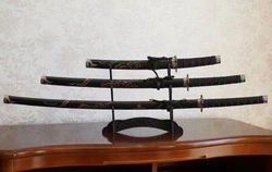 Набор из трёх самурайских мечей на подставке
