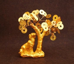 Собака полістоун під золото + дерево з золотими монетами